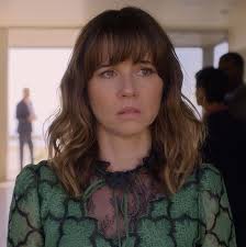 Linda Cardellini As Judy Hale In The Dark Comedy Dead To Me Dead To Me Hair Envy My Hair