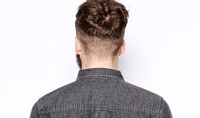 Taglio di capelli uomo con disegni in stile greco. Spezzare Collettore Gentilezza Taglio Capelli Uomo Dietro Cupo Riso Combinazione