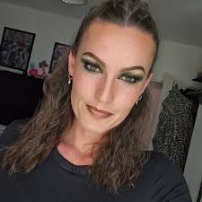 Today's green creation with coloured lashes, did try doing a tutorial but  tiktok played up 🙄 xx