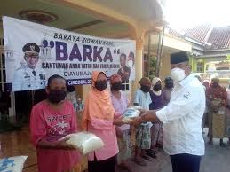 Mendorong memberi makan fakir miskin. Ratusan Anak Yatim Dan Fakir Miskin Di Cirebon Terima Bantuan Dari Barka Ciayumajakuning Pikiran Rakyat Cirebon