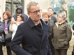 For faster navigation, this iframe is preloading the wikiwand page for christophe dechavanne. Christophe Dechavanne En Guerre Avec Laurence Boccolini Tres Enerve Il Donne Une Version Completement Differente