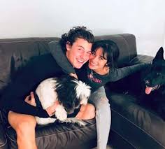 Camila cabello est originaire de la havane, un endroit à cuba. Shawn Mendes S Affiche Tres Complice Avec Sa Reine Camila Cabello Toutes Les Actualites Des People