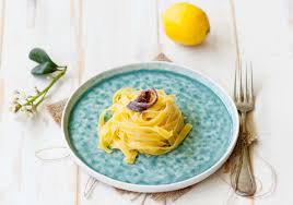 E mezzo succo di limone e un po' di alici… e porto a bollore… a parte ho una pentola con acqua calda… nella padella appena inizia a bollire metto gli spaghetti o linguine. Tagliatelle Con Burro Al Limone E Acciughe Una Streghetta In Cucina