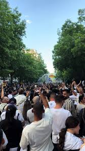 ¡La pasión de los fans del Real Madrid en la calle Marceliano Santa María  es incomparable! 🏟️⚽️🔥 ¡El ambiente es electrizante y la energía es  contagiosa! 🙌🎉 #RealMadrid #MarcelianoSantaMaría #Afición ...