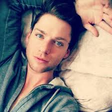 Travis-Layne Olson (@tlovida)