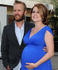 (nascido em 05 de agosto de 1966) é um roteirista, diretor, produtor, ator e músico americano. Jenna Fischer Gives Birth Stuff Co Nz