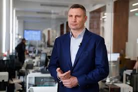 Виталий кличко очень успешно дрался в кикбоксинге. Vitalij Klichko Poluchil Travmu Posle Togo Kak Pogonyal Vandalov Na Vyhodnyh Fightnews Info