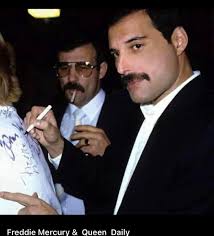 5 November 1985, Freddie signing autographs for lucky fans at “Fashion  Aid,” Royal Albert Hall in London, with Peter Straker and Jim Hutton 🌹♥️