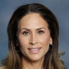 Holly Comer's Instagram, Twitter & Facebook