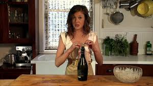 Entdecken sie exklusive proseccos zum günstigen preis. How To Open Prosecco Youtube