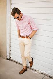 White Trousers A Pink Shirt And Brown Shoes Without Socks Mens Pants Fashion Mens Outfits Mens Fashion