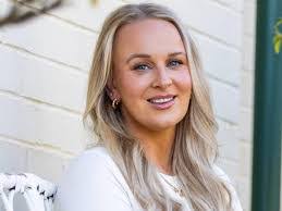 Amanda Sneddon's Instagram, Twitter & Facebook