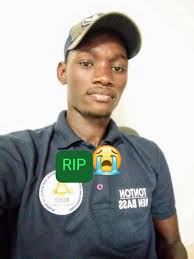 ⚽️ ⚽️ ⚽️ **Au nom de la famille DIALLO, Aly DIALLO a remis symboliquement  un lot de tee-shirts au représentant de l'Asc Kaani Gui de Gossas en guise  de reconnaissance à leur