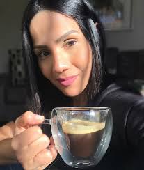 Cuando los días pinten de color gris, dales color con un buen café ☕️ y una  sonrisa... Aprovechando el ☀️ que entra por mi ventana, recibiendo mi dosis  de vitamina D del