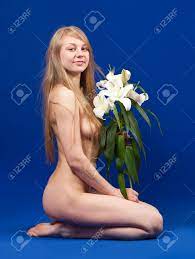 Nackte Blonde Mädchen Mit Lilie über Blau Lizenzfreie Fotos, Bilder Und  Stock Fotografie. Image 10458873.