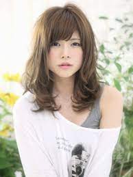 ベージュベースにミルキー系カラーの大人かわいいゆるふわセミロング ハート型顔さん向きヘア セミディ ヘアースタイル ヘアスタイル