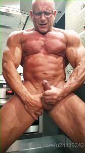 Bodybuilder daddy cumming hard - ThisVid.com