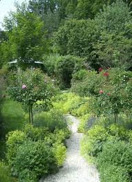Der Weg Durchs Gartengluck Gerade Wege Lassen Sich Geschickt Auflockern Indem Man Am Rand Stauden Wie Zum Garden Paths Gardens Of The World Beautiful Gardens