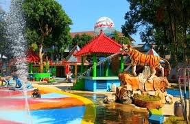 Untuk masuk museum ini kita hanya membayar biaya masuk sebesar rp 2000, jika membawa kendaraan dikenakan biaya parkir mobil sebesar rp 5000.museum ini juga menyediakan fasilitas mini movie dengan membayar rp 20 ribu. 7 Waterboom Di Kudus Yang Keren Dengan Harga Terjangkau