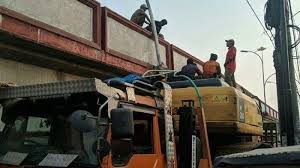 Truk Yang Angkut Ekskavator Hantam Cor Penyangga Lampu Flyover Pasar Tugu Tribun Lampung