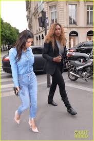 صور كيم كارداشيان بطقم جينز أنيق في مطار باريس Kim Kardashian Style Kardashian Style Kim Kardashian