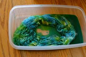 In today's world, we grow edible plants so we can eat healthier, but very few people think of growing plants to dye with. How To Dye Yarn With Food Colouring Stitches And Spoonfuls