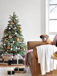 A Simple And Earthy Christmas Tree Woodland Christmas Tree Christmas Tree Decorations Woodland Christmas