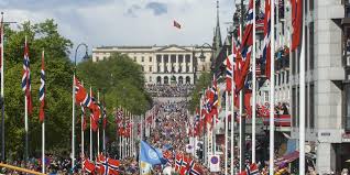 Dagen innebærer at flagget heises, at hele landets befolkning går ut på gaten i vakre bunader, og at det tradisjonrike barnetoget inntar sin plass. 17 Mai 2021 I Oslo Program For Nasjonaldagen