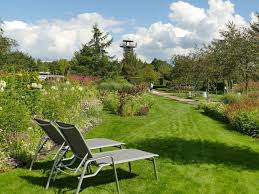 Currently, the gardeners are cutting the deciduous hedges in the #parkdergärten for. Gartenveranstaltungen In Ostfriesland