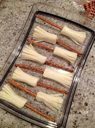 Halloween Broom Sticks Mozzarella Cheese Sticks And Pretzels Halloween Party Rezepte Ideen Furs Essen Gesunde Snacks