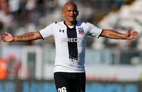 El futbolista chileno humberto suazo estará de vuelta en el fútbol mexicano para reforzar a raya2, equipo filial de monterrey en la liga de. Separan Al Chupete Suazo De La Plantilla Del Colo Colo Futbol Gurus Sports Jersey Sports Sporty