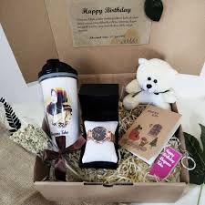 Untuk lebih memudahkanmu memilih kado, hal pertama yang harus kamu perhatikan adalah kegemaran atau selera pacarmu. Jual Kado Ulang Tahun Anniversary Pacar Wisuda Hampers Wanita Cewek Unik Kab Cirebon Untuk Kamu Custom Tokopedia