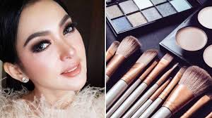 Walaupun ini adalah cara make up wisuda natural, tetapi penggunaan foundation dan primer sangat membantu menyamarkan noda pada wajah dan mempertegas riasan agar tampak lebih mulus. Make Up Cetar Ala Syahrini Intip 8 Cara Agar Makeup Tahan Lama Tidak Sering Touch Up Tribunstyle Com