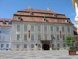 Camerele sunt situate în diverse clădiri de pe domeniul palatului. Brukenthal Museum Wikipedia