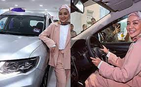 Haqiem rusli telah menerima sebanyak 22 juta lebih undian mengalahkan artis lain sekali gus membawa pulang kereta nissan leaf. Myartis Com Myartis My Artis Kereta Kemenangan Abpbh 32 Mira Filzah Hadiahkan Kepada Keluarga