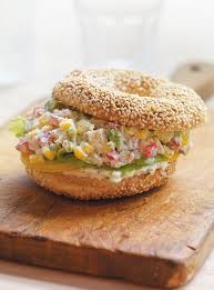 Recette De Bagels A La Salade De Poulet Epicee De Ricardo Recette Rapide De Sandwich Pour Les Lunchs Ingre Food Network Recipes Pumpkin Recipes Healthy Food