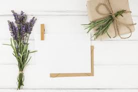 Telechargez Bouquet De Fleur De Lavande Papier Blanc Et Boite Cadeau Enveloppe Sur Table En Bois Gratuitement Etsy Cards Pretty Wallpapers Lavender Flowers