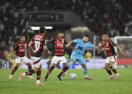 De olho em Danilo, Flamengo vive indefinições e monitora reforços para o meio-campo