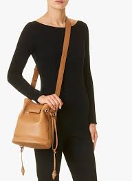 La marque lancel réinterprète son sac premier flirt, mythique et intemporel avec son allure jeune, mode et féminine. Soldes Sac Seau En Cuir Camel Lancel Createurs Place Des Tendances