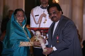 How sp balasubrahmanyam lent his unique musical style to multiple leading men, from arvind swamy in minsara kanavu, to rajinikanth in thambikku entha ooru, to, more recently. Indian Musician S P Balasubrahmanyam Dead At 74 Of Covid 19