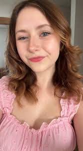 Elena Oaks's Instagram, Twitter & Facebook