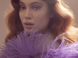 Capelli lunghi sì, ma scalati e dall'effetto 'healthy'