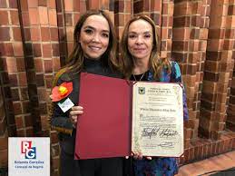 La bogotana, que tiene 32 años, además de ser la fundadora del espacio, se presenta como directora ejecutiva de la feria, que. Rolando Gonzalez Auf Twitter Entregamos Reconocimiento En Nota De Estilo A Maria Alejandra Silva Quien Junto Con Su Madre Martha Soto Fundaron La Feria Buro Pasionporbogota Historiasdemujeresqueinspiran Https T Co I9hnuqeva0