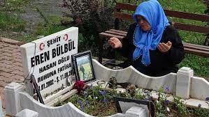 Yılında anılıyor trabzon'un maçka ilçesi kırsalında 11 ağustos 2017'de bölücü terör örgütü mensuplarıyla sıcak temas sırasında eren bülbül'ü korurken şehit olan jandarma astsubay kıdemli başçavuş ferhat gedik'in annesi hatice gedik, oğlunun mezarını. R6nkbx52 Mikgm