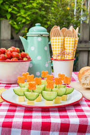 Ein Picknick Kindergeburtstag Feiern Mit Kreativen Ideen Fur Eine Sommer Garten Grill Party Kid Friendly Meals Easy Homemade Lemonade Recipes Easter Fun Food