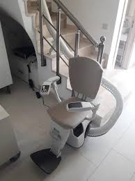 Merdiven Cikmakta Zorluk Cekenler Icin Mukemmel Cozumler Www Nartlift Com Engelli Yasli Merdiven Asansor Happy Love Art Yasli Ev Dekoru Koltuklar Merdivenler