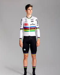 Samen met lucas hamming (want bas mocht dit jaar niet zingen van. Wout Van Aert Bioracer