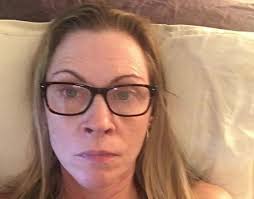 ŽENE SU UVEK BILE LJUBOMORNE NA MENE I OSTALA SAM BEZ PRIJATELJA: Upala je  u strašnu depresiju u NAJBOLJIM GODINAMA, a njenu poruku ćete ZAPAMTITI  (FOTO)