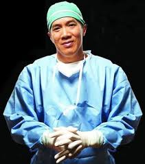 He attended the scots college and the university of new south wales, graduating with a bachelor of medicine, bachelor of surgery in 1981. Dr Charlie Teo