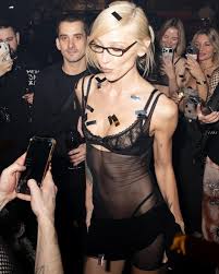 Голая вечеринка 2.0: силовики провели рейд на закрытом мероприятии Хакамады  | WOMAN